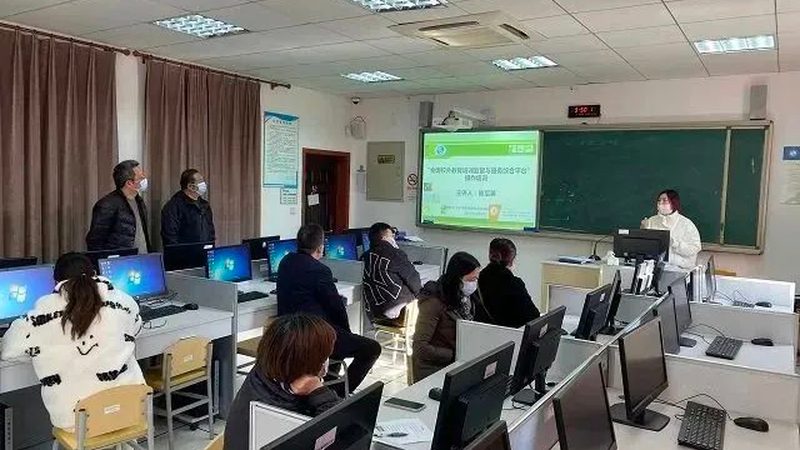 成人技能培训的收费标准通常由以下几个部分构成：